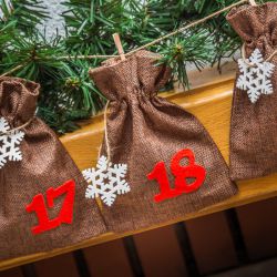 Calendario dell’Avvento sacchetti di iuta 13 x 18 cm: scuro naturale + numeri bianchi Natale
