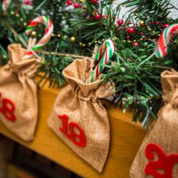 Calendario dell'Avvento sacchetti di iuta 12 x 15 cm: marroni chiari + numeri rossi Confezionamento regali