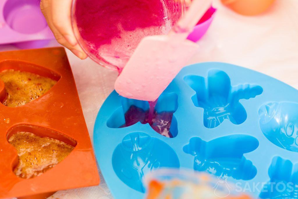 Il sapone fai-da-te fatto in casa può essere versato in stampi in silicone.