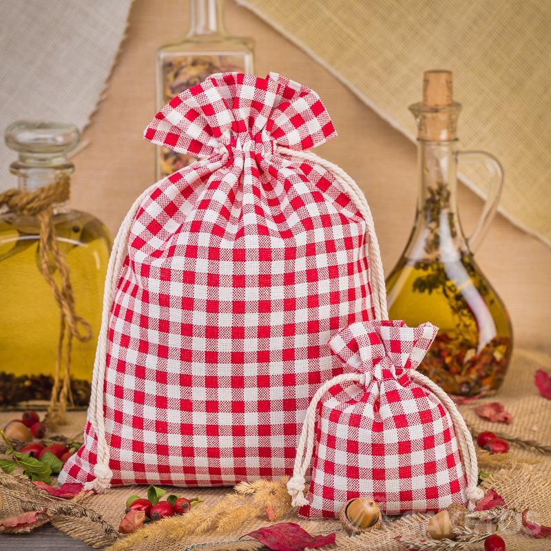 I sacchetti di lino a quadretti rossi sono un'ottima decorazione per il ripiano della cucina o per una mensola