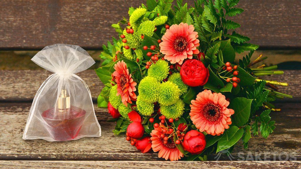 Set regalo per una donna - mazzo di fiori e profumo in un sacchetto di organza