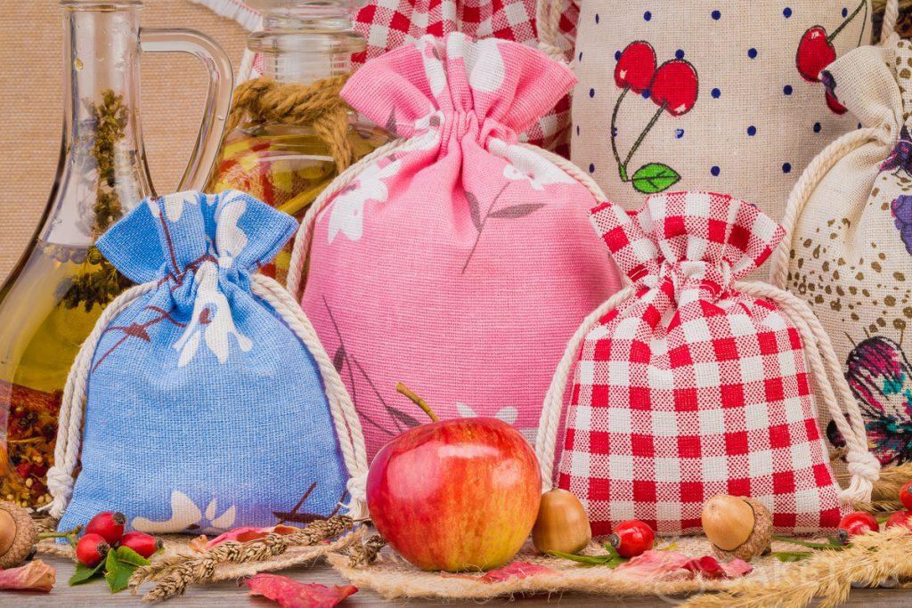 Sacchetti in lino con stampe colorate per le decorazioni domestiche. Il sacchetto di organza è un'elegante confezione per candele.
