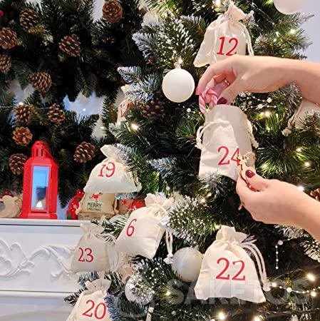 Calendario dell'Avvento sull'albero di Natale: albero di Natale con sacchetti