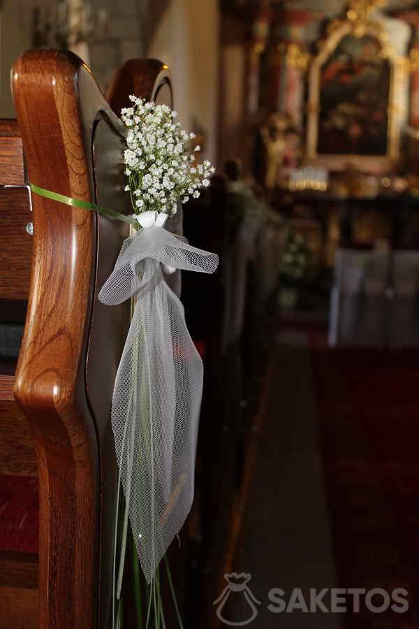 Bouquet di fiori di gipsofila - decorazione di una panca in chiesa