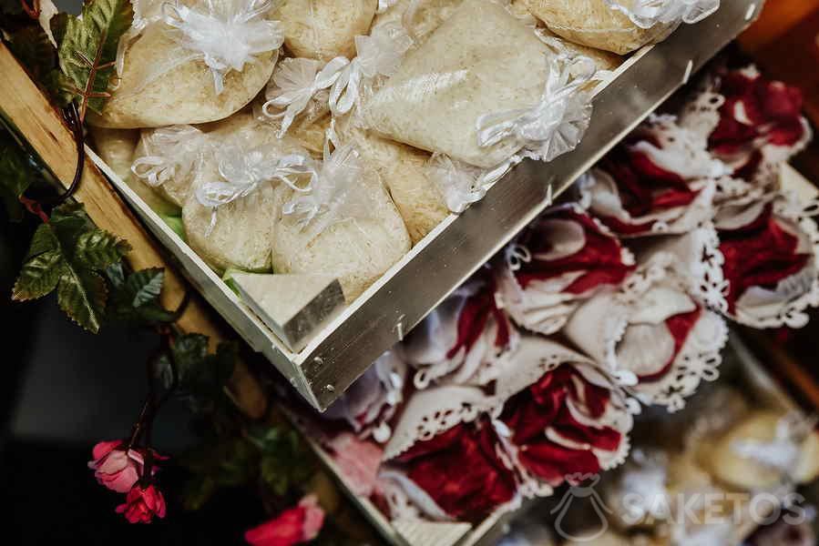 Petali di fiori in coni e riso in sacchetti: controlla cosa cospargere gli sposi al matrimonio