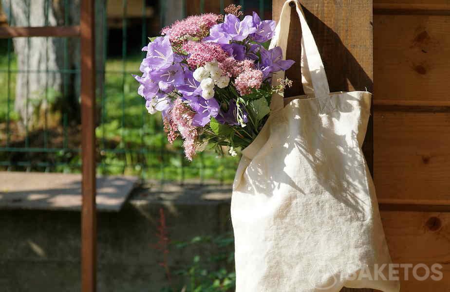 Decorazione economica per un matrimonio rustico: un sacchetto di cotone con fiori