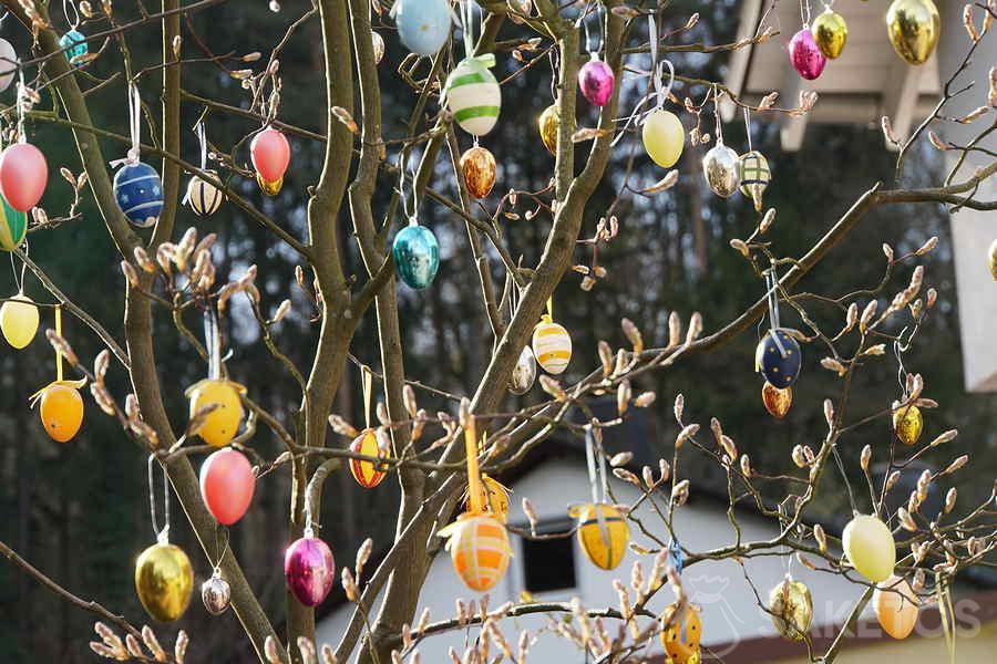 Uova di Pasqua decorative sull'albero - decorazioni pasquali fai da te