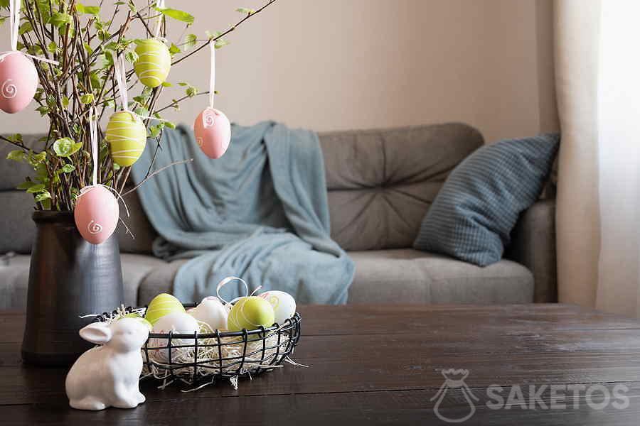 Vaso con ramoscelli e uova di Pasqua
