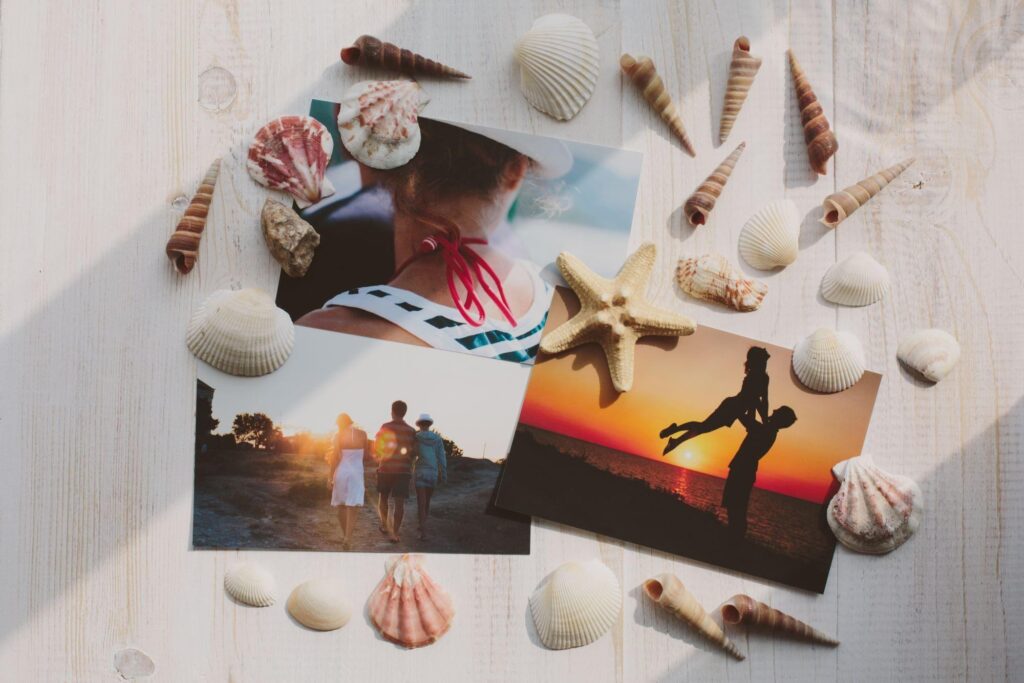 Un collage di foto e conchiglie riporta alla mente i ricordi delle vacanze!