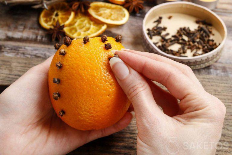Decorazione ecologica per la tavola di Natale - arancia aromatica con chiodi di garofano