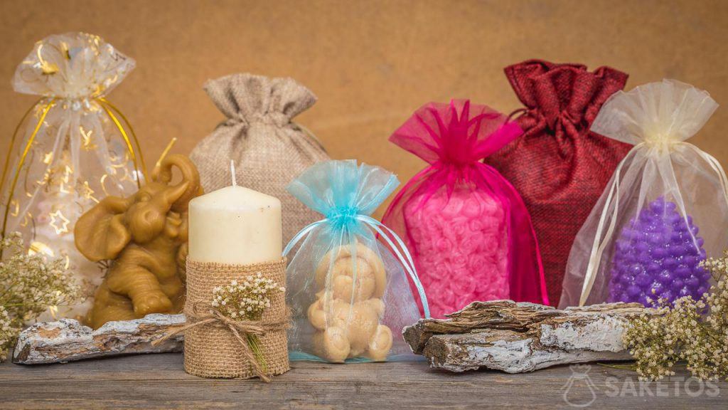 Sacchetti di tessuto come confezione per candele fatte a mano