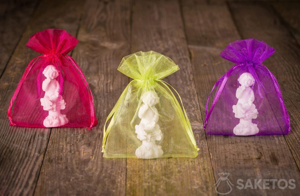 Figurine di angeli confezionate in sacchetti di organza colorati per ringraziare gli invitati al matrimonio.