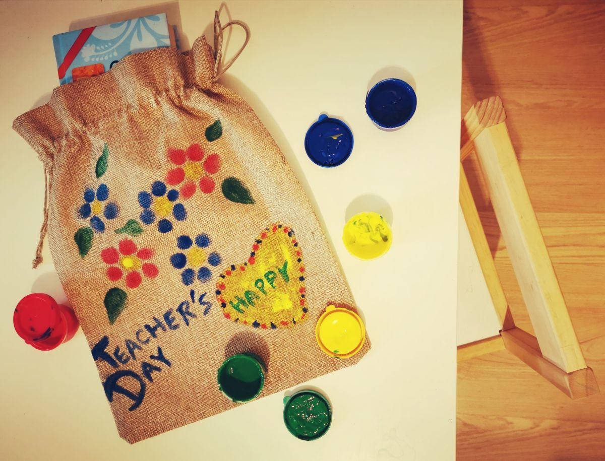 Gli studenti possono decorare borse di stoffa da regalare agli insegnanti!