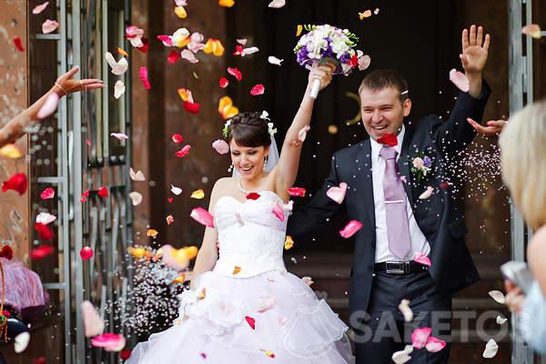 Coriandoli, confetti, monete o petali di fiori? Che cosa lanciamo ai  giovani sposi dopo la cerimonia nuziale? - Saketos Blog - Sachetti Organza