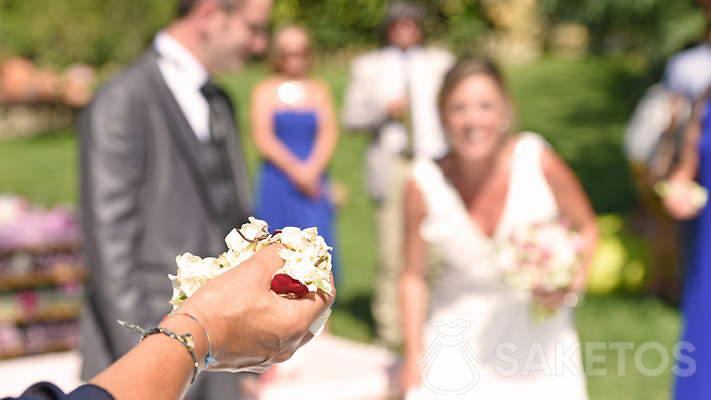 Come confezionare i petali di fiori per un matrimonio?