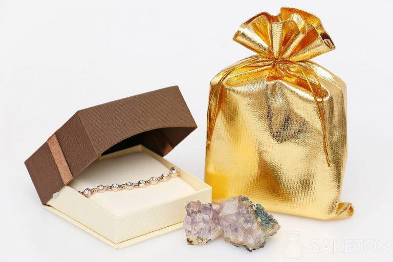 L'elegante bracciale confezionato in un sacchetto metallico dorato ha un aspetto molto elegante.