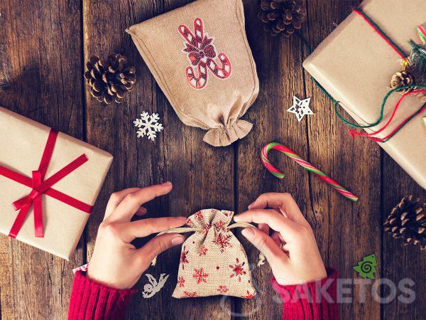 Le sacche in tessuto sono la risposta perfetta alla domanda su come impacchettare bene un regalo per le feste!