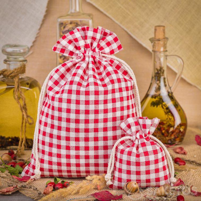 I sacchetti di lino a scacchi rossi sono un'ottima decorazione per il bancone o lo scaffale della cucina.