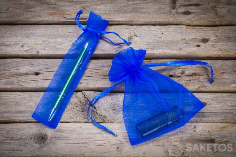 Sacchetti di organza blu come imballaggio per gadget pubblicitari