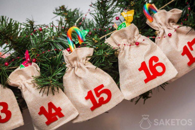 Dolci regali in un calendario dell'Avvento fatto di sacchetti