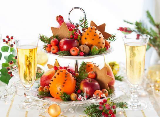 Un piatto di frutta come decorazione per la tavola di Natale