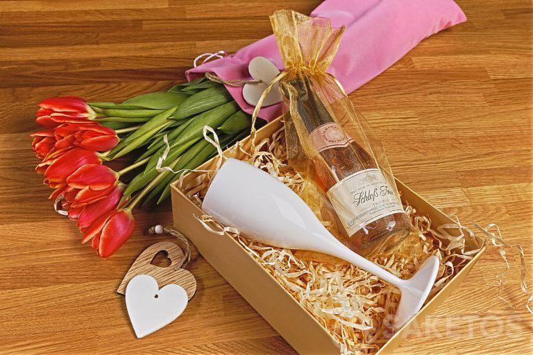 Fiori in un elegante sacchetto di velluto e set da regalo con bicchiere - il regalo perfetto per la Festa della Donna