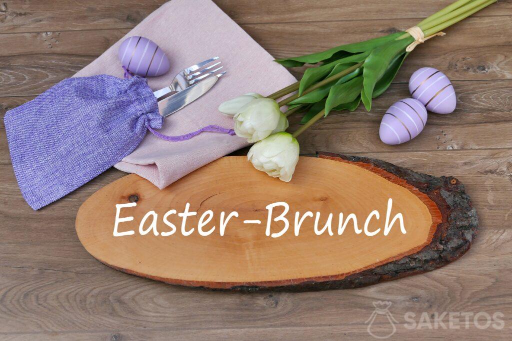 Brunch di Pasqua. Sacchetto di juta viola come elemento decorativo della tavola pasquale.