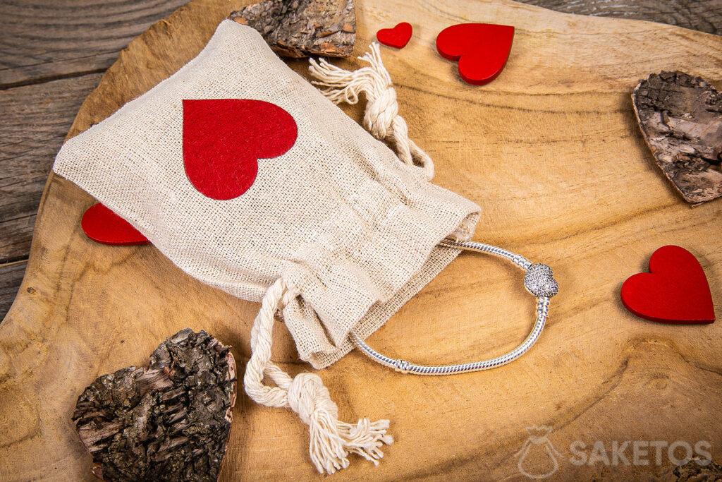 Confezioni di San Valentino per gioielli — sacchetto in lino con cuore in feltro