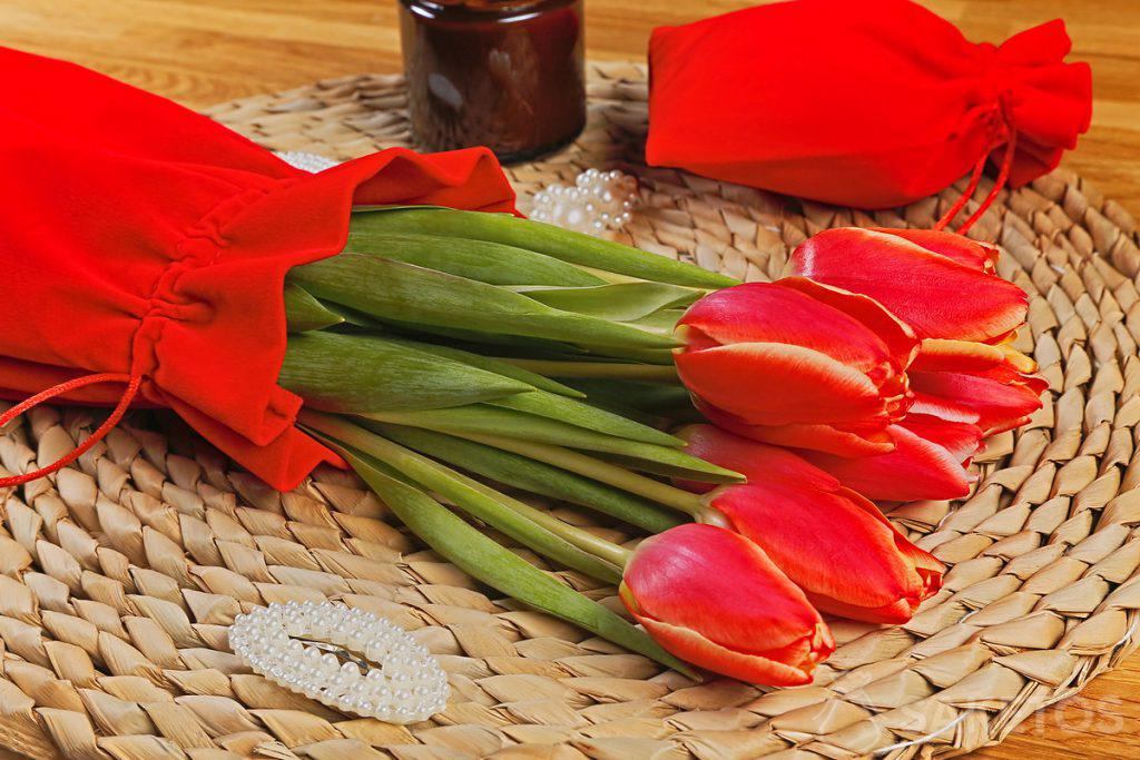 Bouquet di tulipani in un sacchetto di velluto