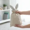 Sacchetti di lino con un simpatico coniglietto di peluche all'interno.