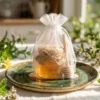 Sacchetti in organza come confezione decorativa per un barattolo di miele.