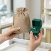 Sacchetti di juta come confezione elegante per un anello.