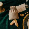 Sacchetti di juta come bomboniere per matrimonio.