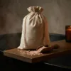 Sacchetti di lino con sali da bagno in un rilassante ambiente SPA.