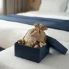 Sacchetti di juta con regalo di benvenuto per ospiti dell'hotel.
