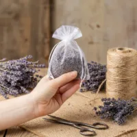 Sacchetti di organza bianchi riempiti di lavanda essiccata come profumo per armadio.