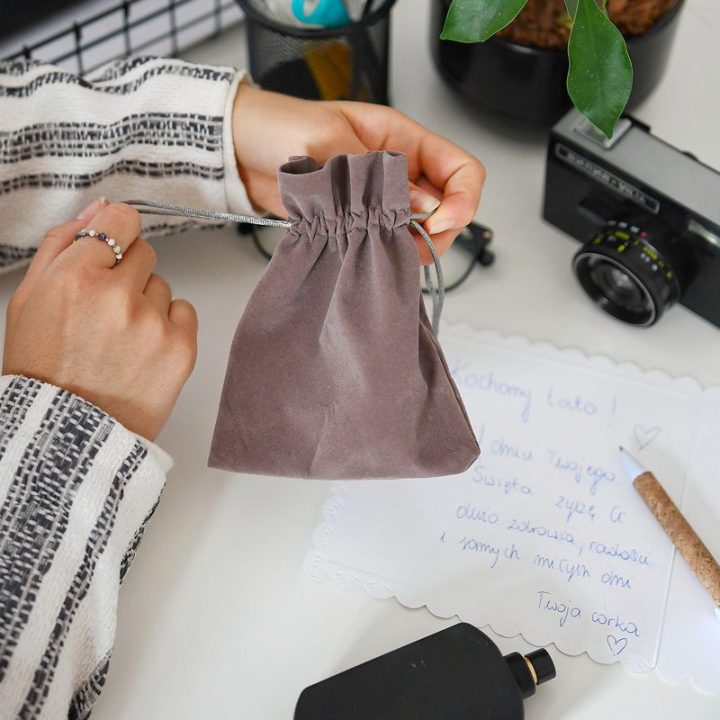 Sacchetti di velluto 6 x 8 cm - argento Battesimo