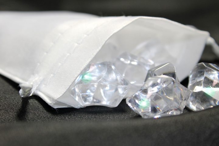 Sacchetti in raso 6 x 8 cm - bianco Addio al nubilato e al celibato