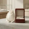 Sacchetto di cotone naturale accanto a una scatola con anello di fidanzamento.