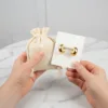Sacchetti di cotone per packaging di gioielli e orecchini.