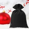 Pallina di Natale rossa e sacchetto in velluto nero come idea regalo.