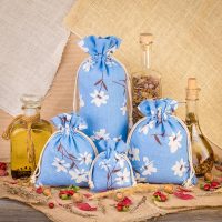 Sacchetti tipo lino con stampa 10 x 13 cm - naturale / fiori blu Per un animale domestico