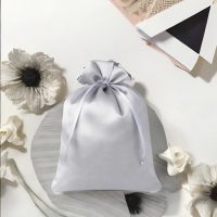 Sacco in raso 22 x 30 cm - argento San Valentino