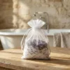 Sacchetto di organza con lavanda essiccata e sale da bagno vicino ad accessori spa.