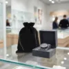 Sacchetto in velluto nero per proteggere orologi di lusso in gioielleria.