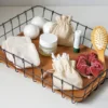 Organizer bagno e sacchetti di cotone per accessori.