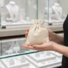 Sacchetti di lino come confezione per gioielli in negozio