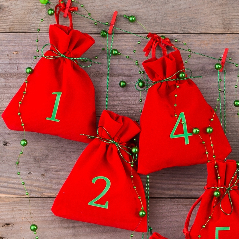 Calendario Dell'Avvento Fai Da Te: 24 Sacchetti Di Carta Kraft, 24 Mollette Di Legno E Adesivi Numerati, Da Riempire Con Regali