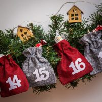 Calendario dell'Avvento sacchetti di iuta 12 x 15 cm - argento e bordeaux + numeri bianchi Settori / Confezioni per...