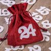 Calendario dell'Avvento sacchetti di iuta 12 x 15 cm - argento e bordeaux + numeri bianchi Applicazione